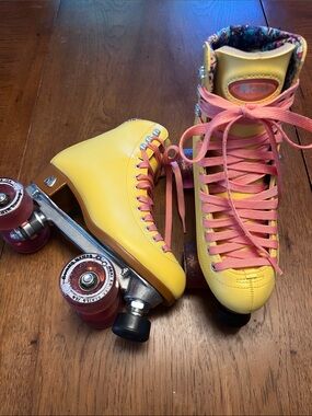 Moxie Beach Bunny Skates Strawberry Lemonade